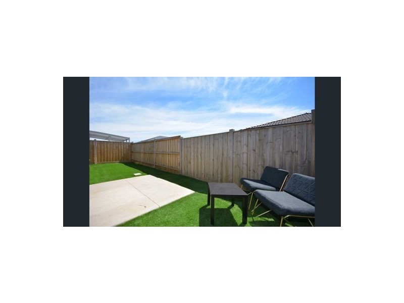 35 Hollington Drive, Mickleham VIC 3064