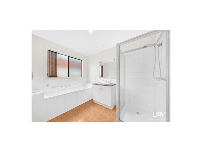 24 Stoneleigh Place, Craigieburn VIC 3064