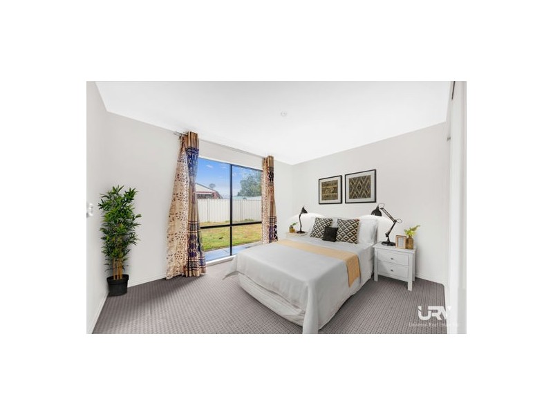 24 Stoneleigh Place, Craigieburn VIC 3064