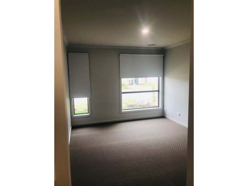 10 Barkers Crescent, Mickleham VIC 3064