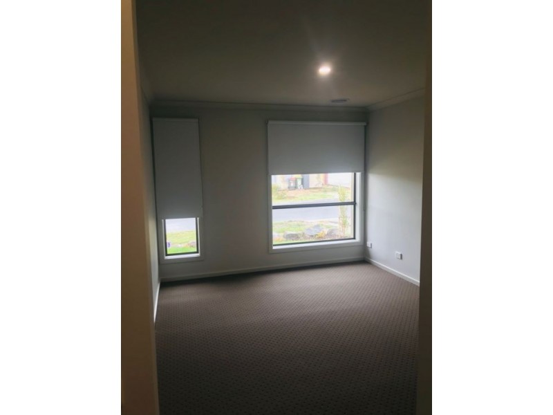 10 Barkers Crescent, Mickleham VIC 3064