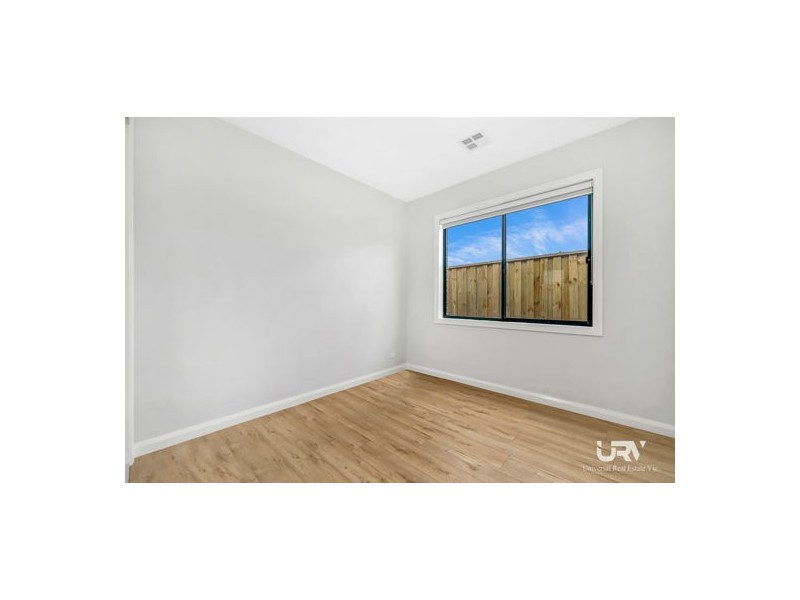 8 Pickering Street, Mickleham VIC 3064