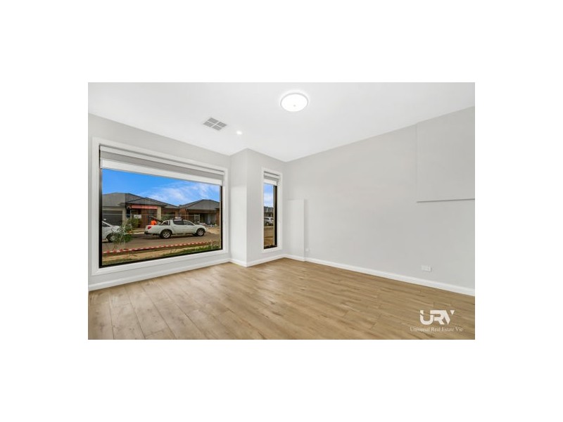 8 Pickering Street, Mickleham VIC 3064