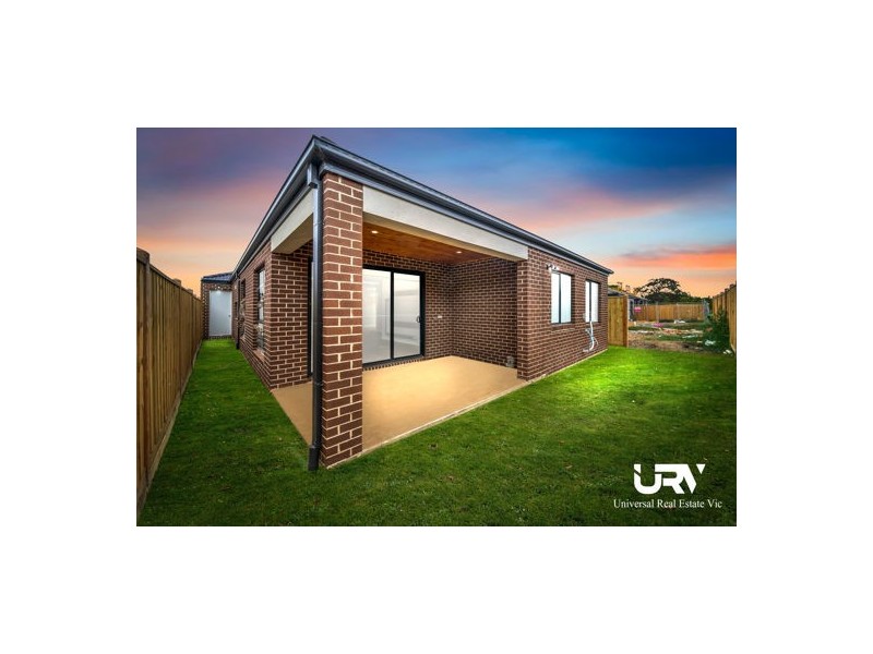 8 Pickering Street, Mickleham VIC 3064