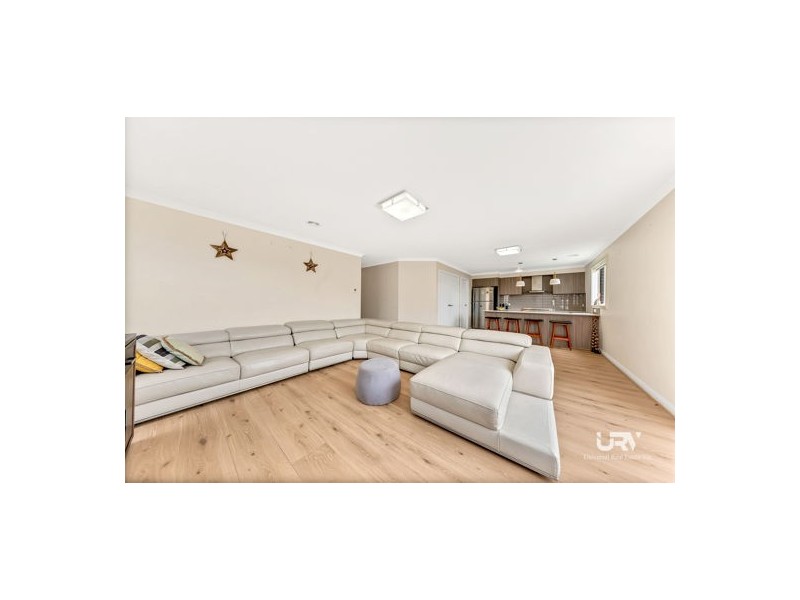 35 Hollington Drive, Mickleham VIC 3064