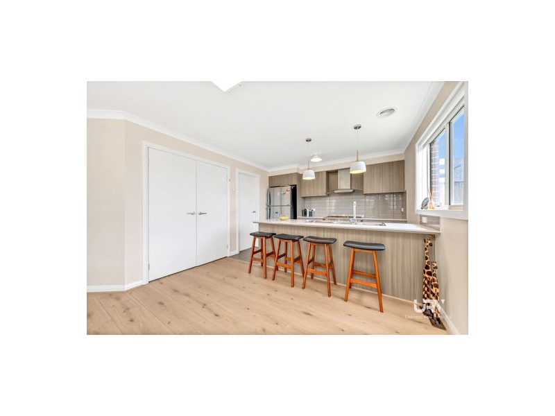 35 Hollington Drive, Mickleham VIC 3064