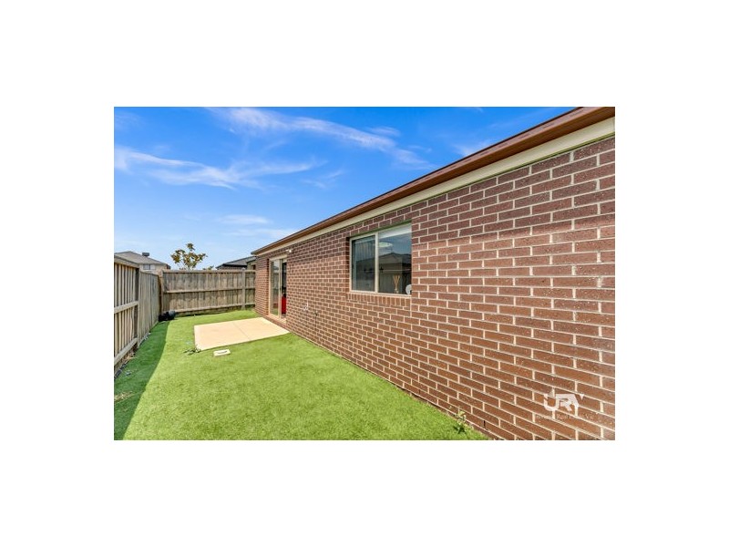 35 Hollington Drive, Mickleham VIC 3064