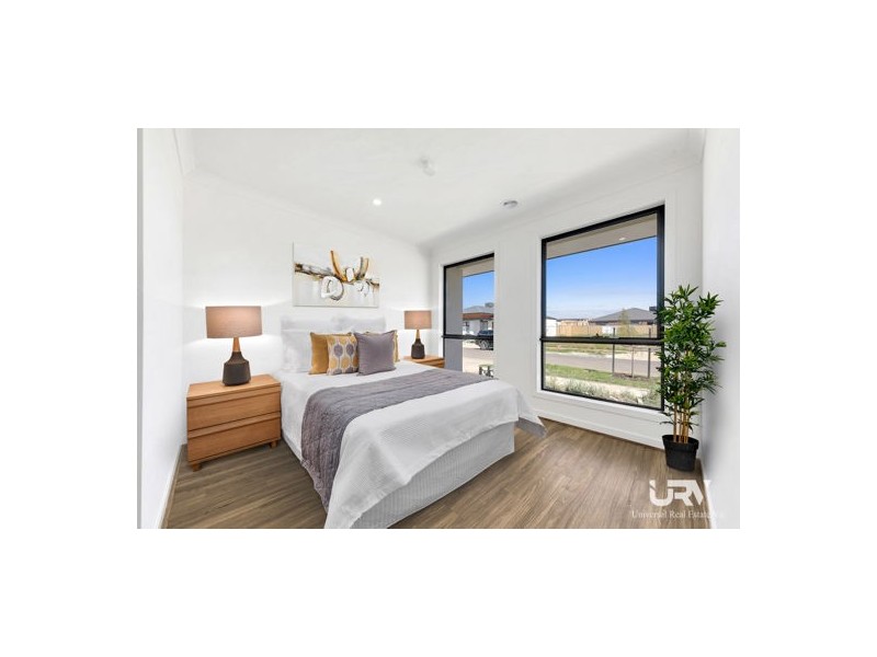 16 HESLOP ST, Mickleham VIC 3064