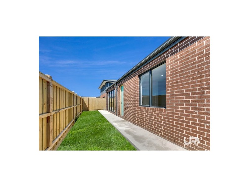 16 HESLOP ST, Mickleham VIC 3064