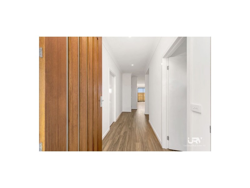 16 HESLOP ST, Mickleham VIC 3064