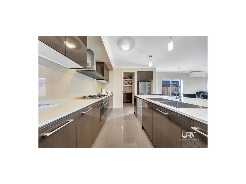 18 Selkirk Way, Mickleham VIC 3064