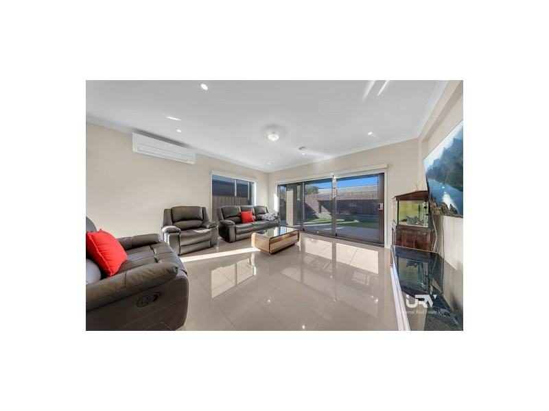 18 Selkirk Way, Mickleham VIC 3064
