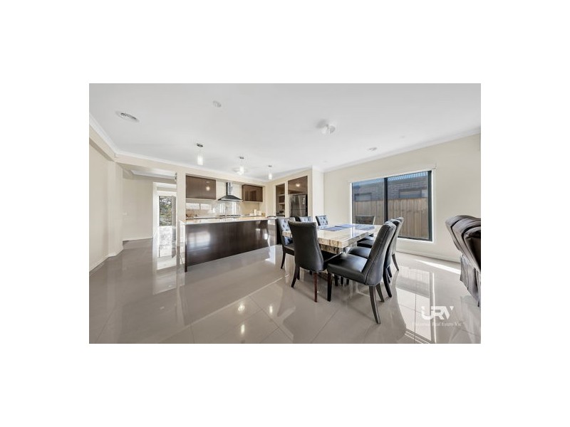 18 Selkirk Way, Mickleham VIC 3064