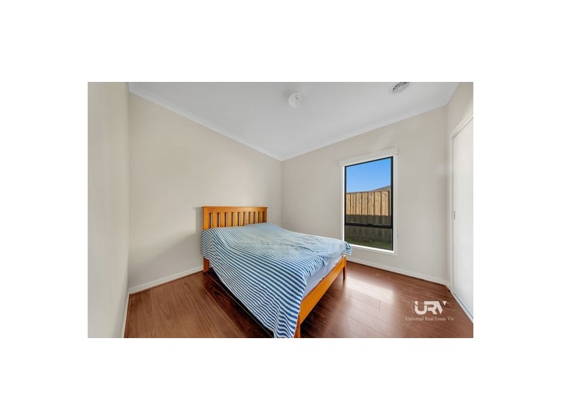 18 Selkirk Way, Mickleham VIC 3064
