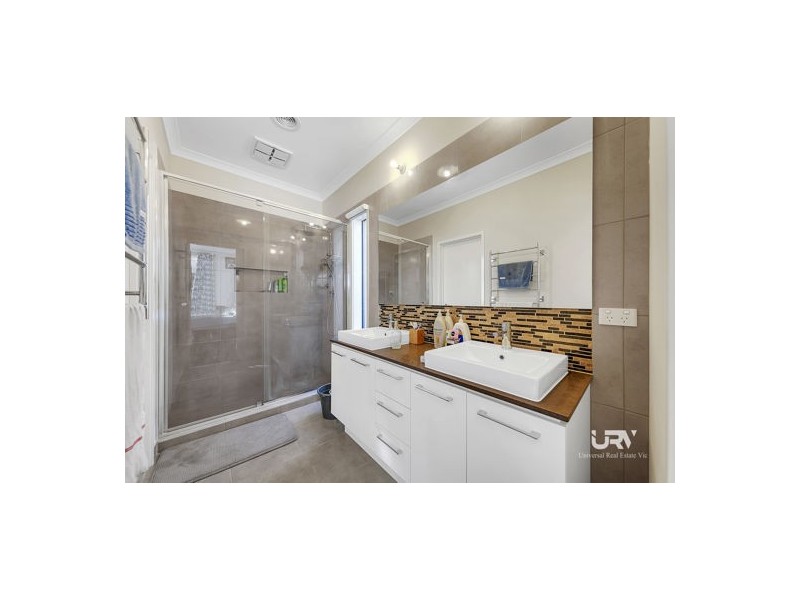 18 Selkirk Way, Mickleham VIC 3064