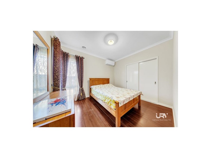 18 Selkirk Way, Mickleham VIC 3064