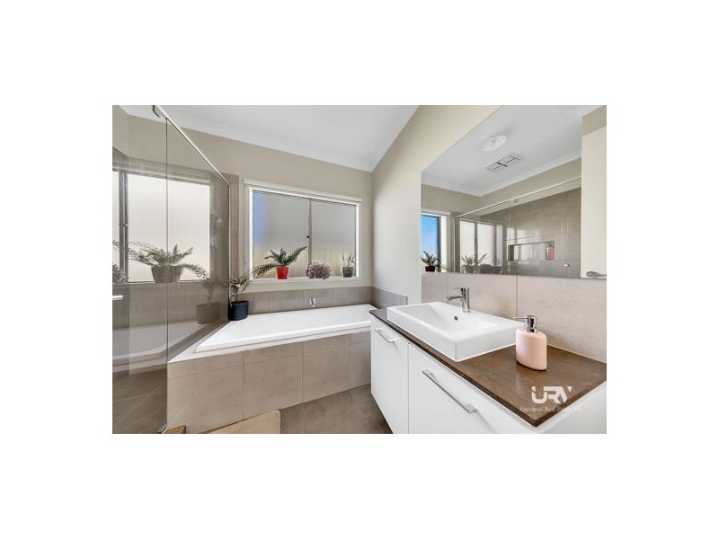 18 Selkirk Way, Mickleham VIC 3064