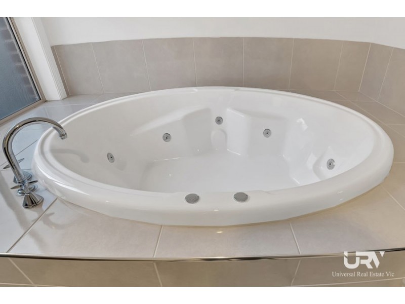 18 Pine Park Drive, Wollert VIC 3750