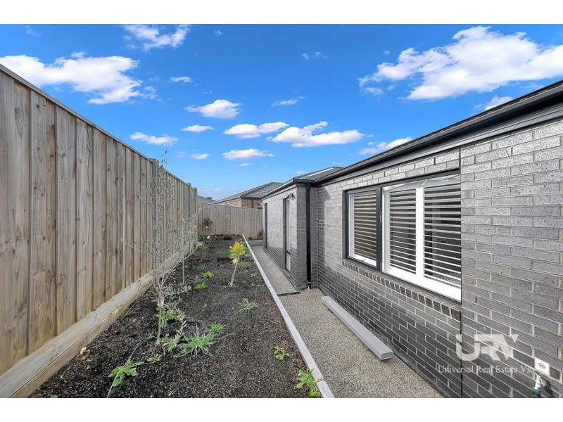 13 Camberwell Parade, Mickleham VIC 3064