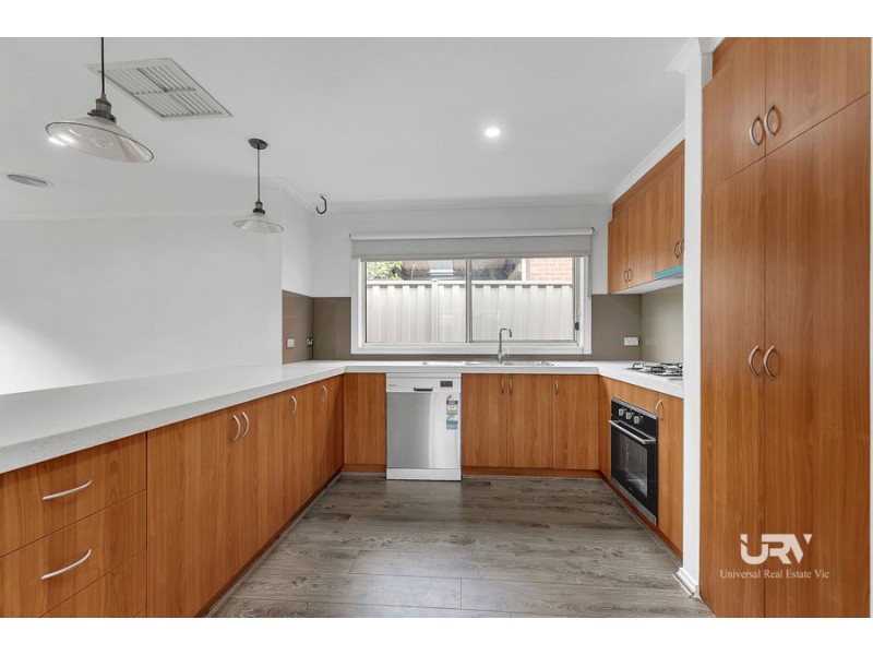 2 Crestwood Lane, Craigieburn VIC 3064