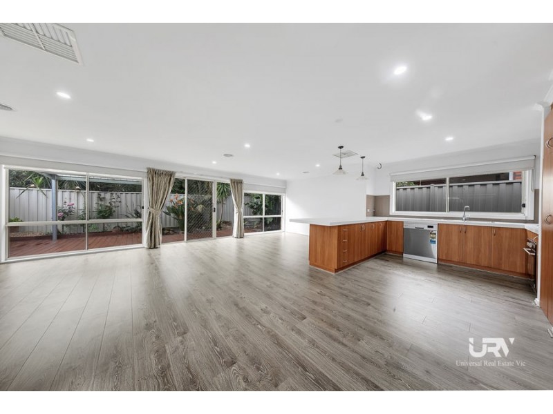 2 Crestwood Lane, Craigieburn VIC 3064