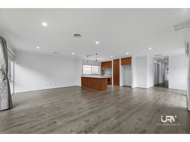 2 Crestwood Lane, Craigieburn VIC 3064