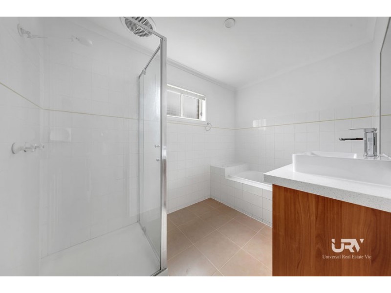 2 Crestwood Lane, Craigieburn VIC 3064