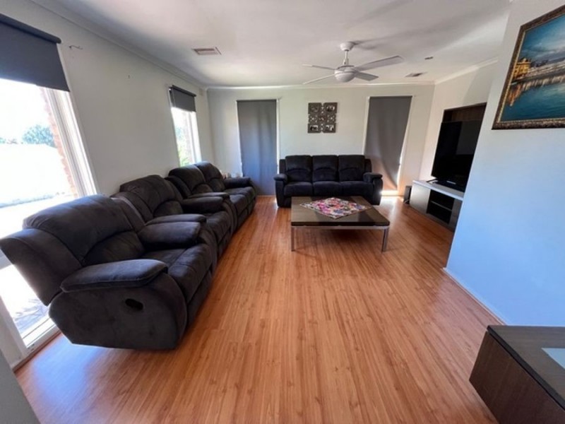 16 Whitley Crescent, Craigieburn VIC 3064
