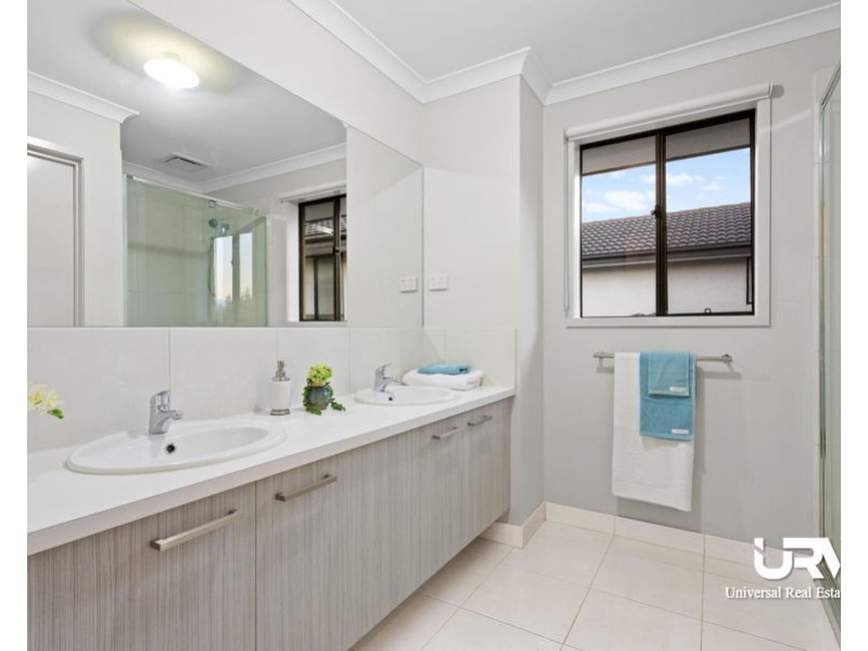 4 Rosette Parade, Mickleham VIC 3064