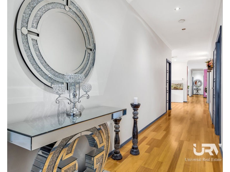 25 Dalwhinnie Crescent, Craigieburn VIC 3064