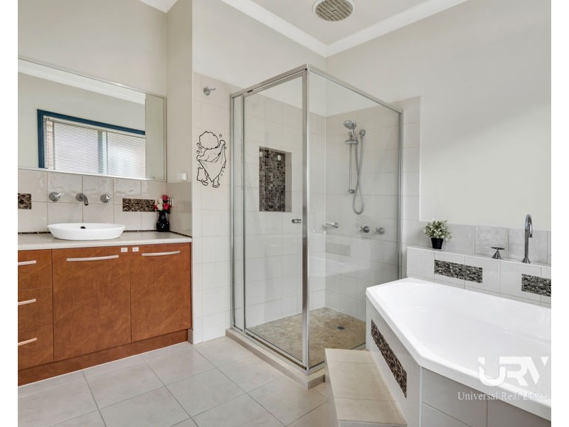 25 Dalwhinnie Crescent, Craigieburn VIC 3064