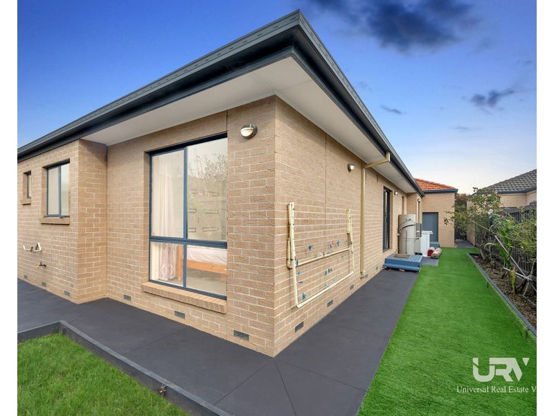 25 Dalwhinnie Crescent, Craigieburn VIC 3064