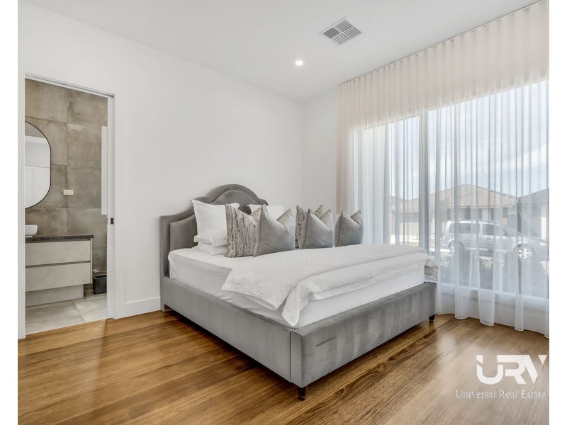 18 Bowenia Avenue, Craigieburn VIC 3064