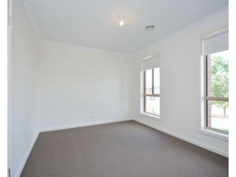 35 Hollington Drive, Mickleham VIC 3064