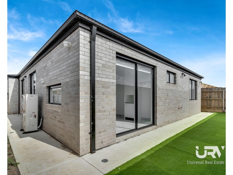 27 Madura Promenade, Mickleham VIC 3064