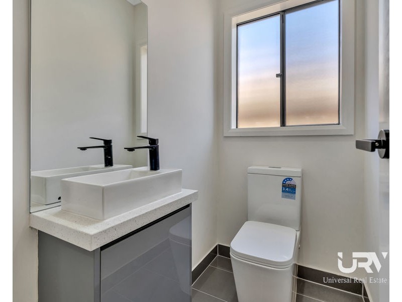 32 Madura Promenade, Mickleham VIC 3064