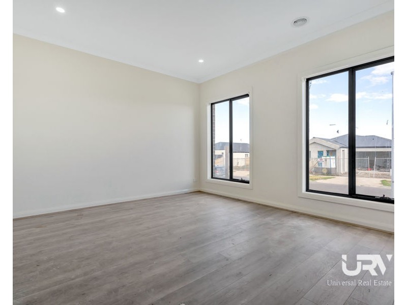 30 Poyner Circuit, Mickleham VIC 3064