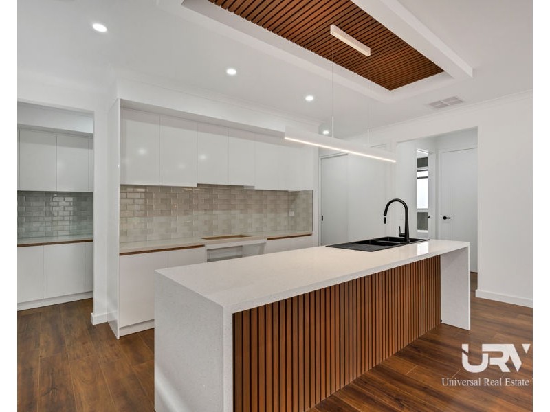 18 Sunnyside Drive, Mickleham VIC 3064