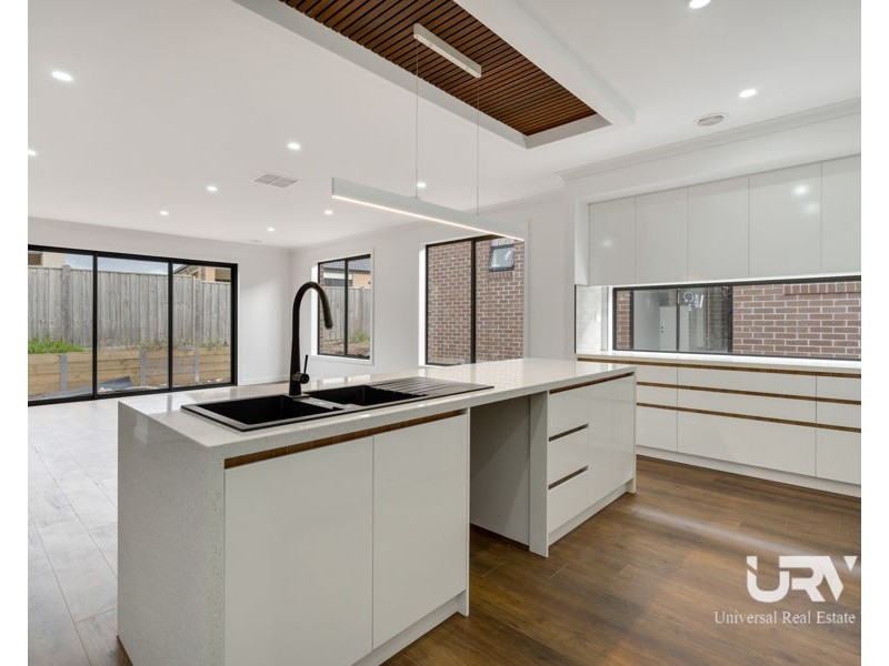 18 Sunnyside Drive, Mickleham VIC 3064