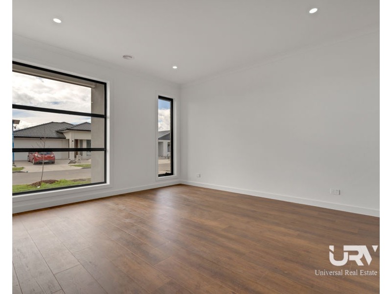 18 Sunnyside Drive, Mickleham VIC 3064