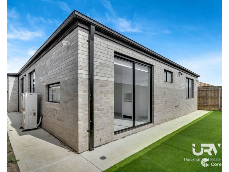 27 Madura Promenade, Mickleham VIC 3064