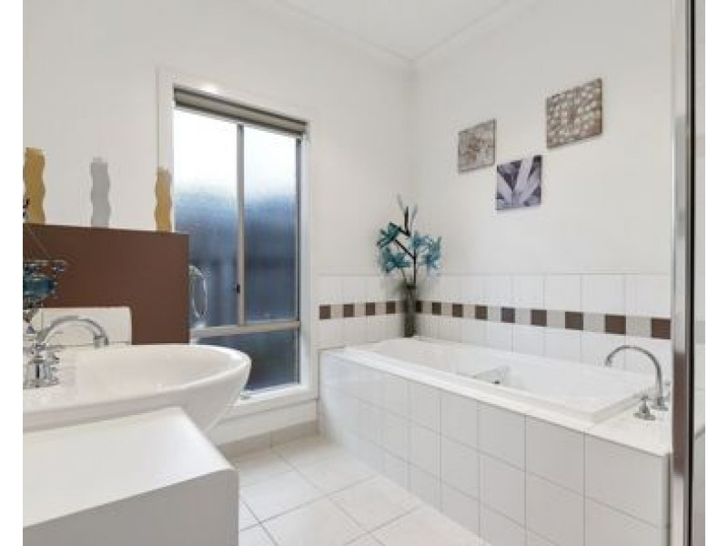 11 Reay Drive, Craigieburn VIC 3064