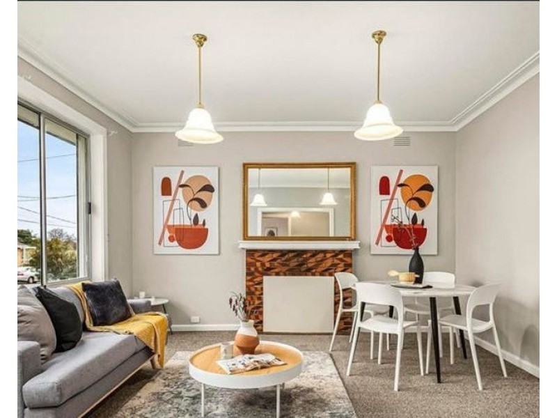 8 Roslyn Street, Strathmore VIC 3041