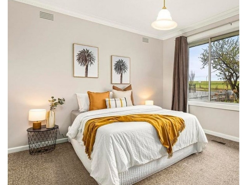 8 Roslyn Street, Strathmore VIC 3041