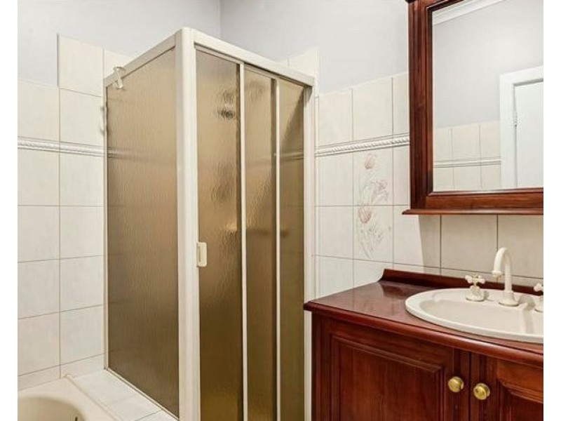 8 Roslyn Street, Strathmore VIC 3041