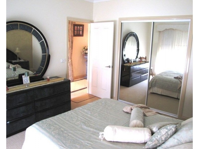 8 Edgewood Road, Roxburgh Park VIC 3064