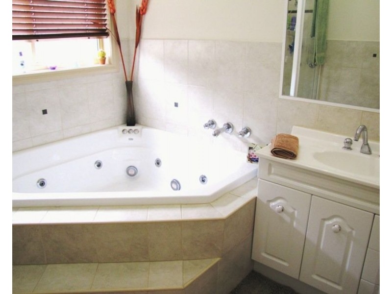 8 Edgewood Road, Roxburgh Park VIC 3064