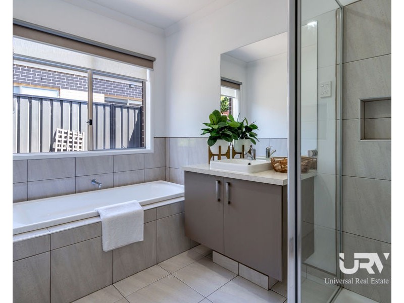 241 Newbury Blvd, Craigieburn VIC 3064