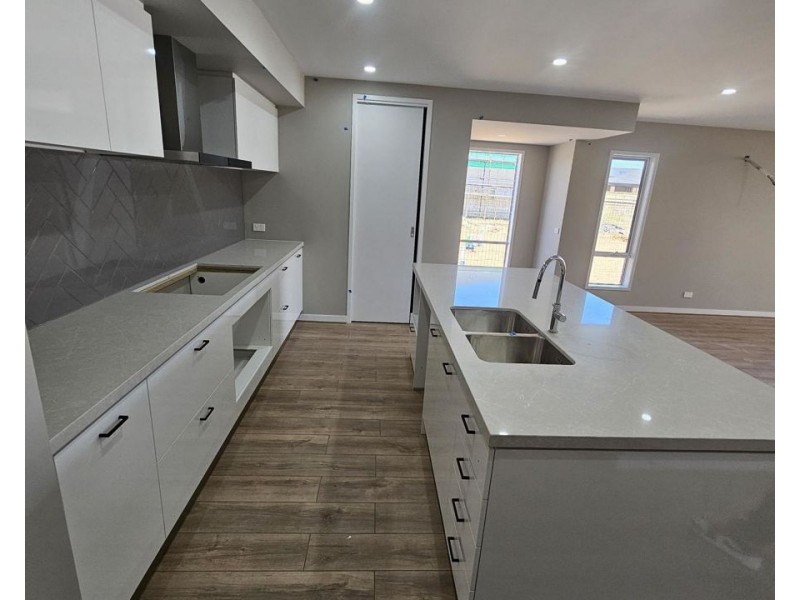 21 Stakes Road, Mickleham VIC 3064