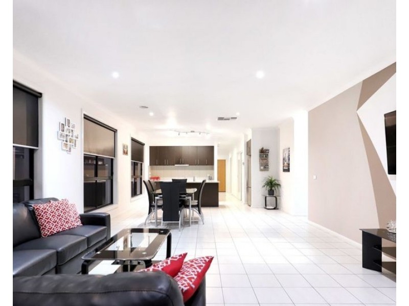 24 Black Range Avenue, Craigieburn VIC 3064